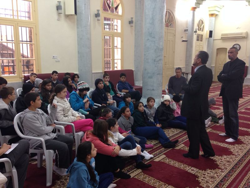  بالصور: طلاب يهود من رمات جان في زيارة لمسجد النزهة بيافا للتعرف على الدين الاسلامي